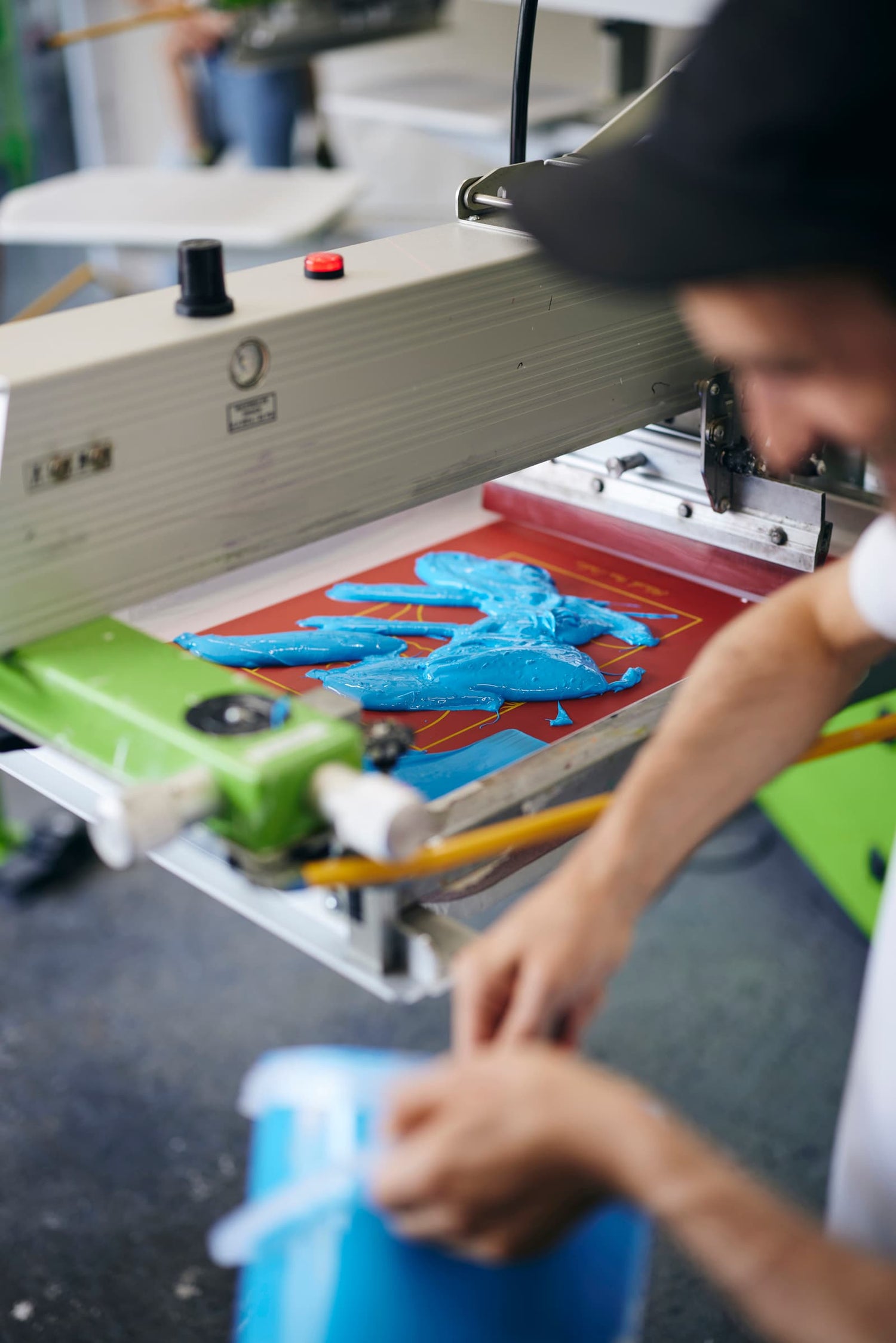 T-Shirt bedrucken mit blauer Farbe